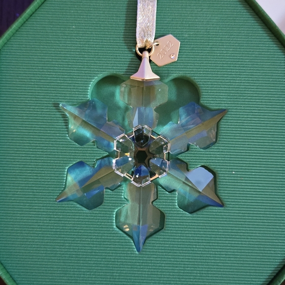 Swarovski Crystal Snowflake Set in Green Cases - Picture 3 of 4